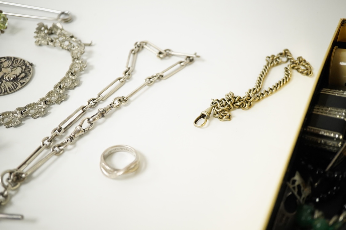 A quantity of assorted jewellery including costume, a 9ct gold fine link chain, malachite bead necklace, amethyst set white metal dragonfly brooch, two silver alberts and a silver hinged bangle, silver sweethearts brooch